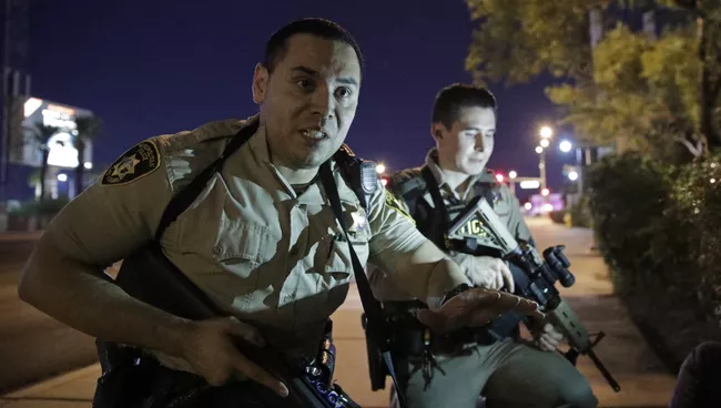 Сотрудники полиции на месте стельбы у казино Mandalay Bay в Лас-Вегасе, США. 2 октября 2017 Сотрудники полиции на месте стельбы у казино Mandalay Bay в Лас-Вегасе, США. 2 октября 2017
