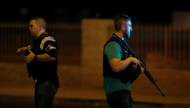 Полиция на месте стрельбы у казино Mandalay Bay в Лас-Вегасе, США. 2 октября 2017