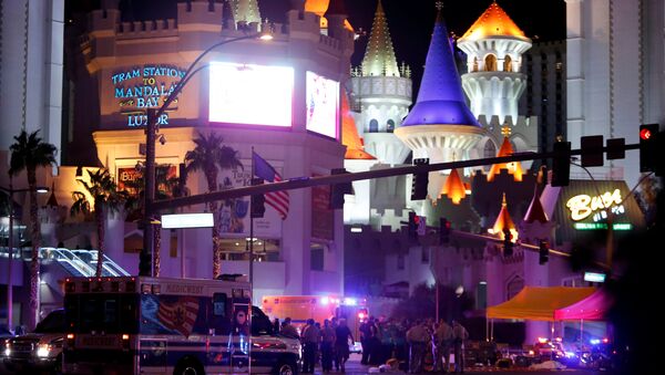Полиция и медицинские службы на пересечении на месте стельбы у казино Mandalay Bay в Лас-Вегасе, США. 2 октября 2017