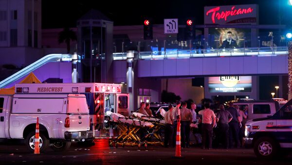 Полиция и медицинские службы на месте стельбы у казино Mandalay Bay в Лас-Вегасе, США. 2 октября 2017