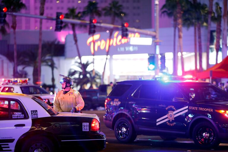 Сотрудники полиции на месте стрельбы у казино Mandalay Bay в Лас-Вегасе, США. 2 октября 2017