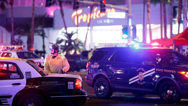 Сотрудники полиции на месте стрельбы у казино Mandalay Bay в Лас-Вегасе, США. 2 октября 2017