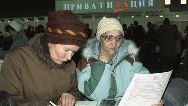 Работницы кондитерской фабрики Большевик покупают акции фабрики. Архивное фото