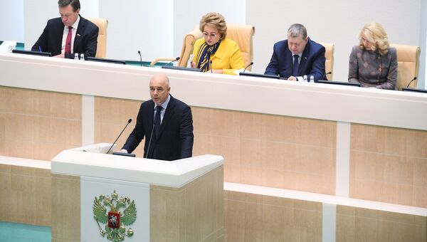 Министр финансов РФ Антон Силуанов выступает на парламентских слушаниях в Совете Федерации РФ. 2 октября 2017