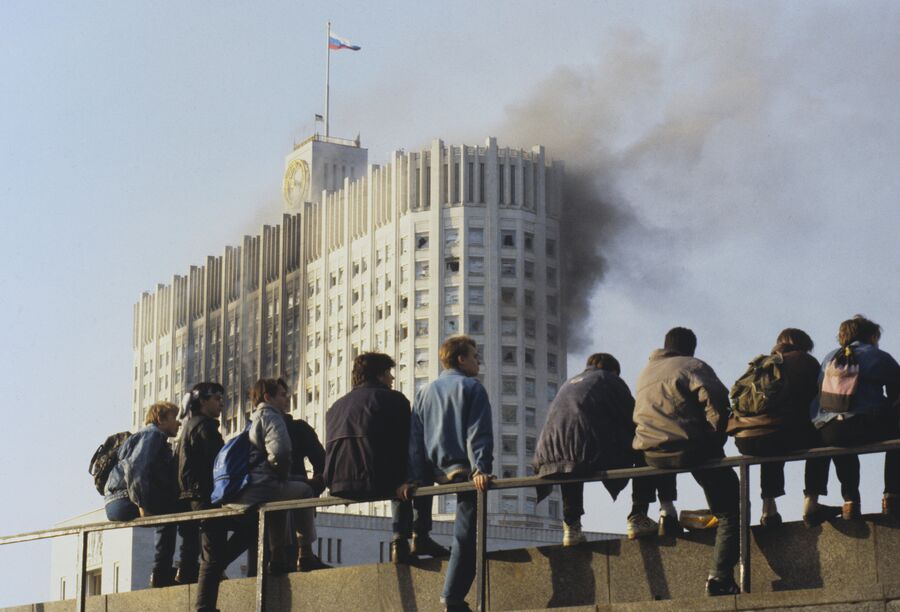 Молодежь наблюдает за штурмом Дома Советов РФ. Конституционный кризис 1993 года 