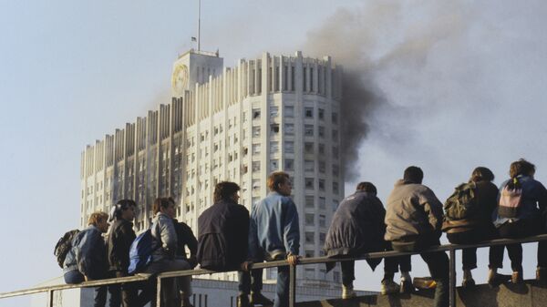 Молодежь наблюдает за штурмом Дома Советов РФ. Конституционный кризис 1993 года