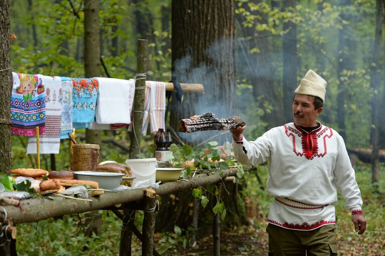 Жрец у молитвенно-дарительного стола в священной роще