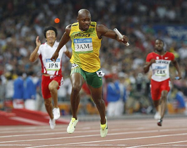 Легкоатлеты из Ямайки выиграли эстафету 4 по 100 м с мировым рекордом