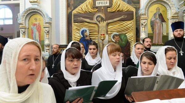Певчие во время совершения чина освящения Успенского кафедрального собора в Ташкенте
