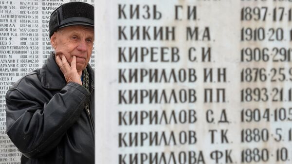 Мужчина в День памяти жертв политических репрессий у мемориала на Арском кладбище в Казани