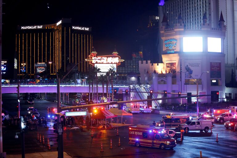 Сотрудники полиции на месте стрельбы у казино Mandalay Bay в Лас-Вегасе, США. 2 октября 2017