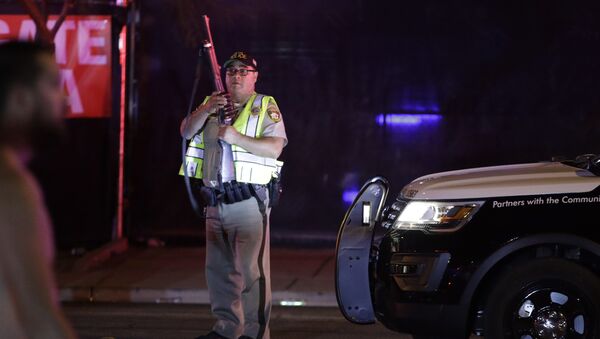 Полицейский на месте стрельбы у казино Mandalay Bay в Лас-Вегасе, США. 2 октября 2017