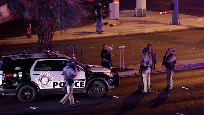 Сотрудники полиции на месте стрельбы у казино Mandalay Bay в Лас-Вегасе, США. 2 октября 2017