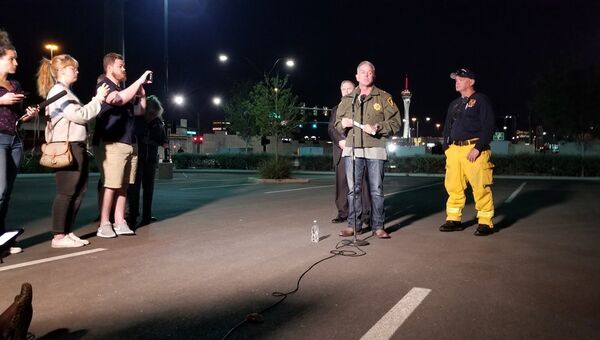 Пресс-конференция шерифа полицейского департамента Лас-Вегаса относительно стрельбы 2 октября 2017
