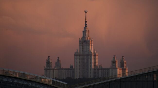 Здание МГУ. Архивное фото