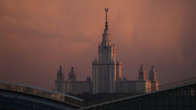 Здание МГУ. Архивное фото