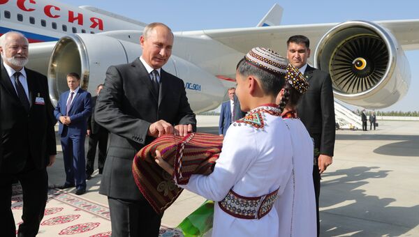 Президент РФ Владимир Путин во время встречи в аэропорту Ашхабада. 2 октября 2017