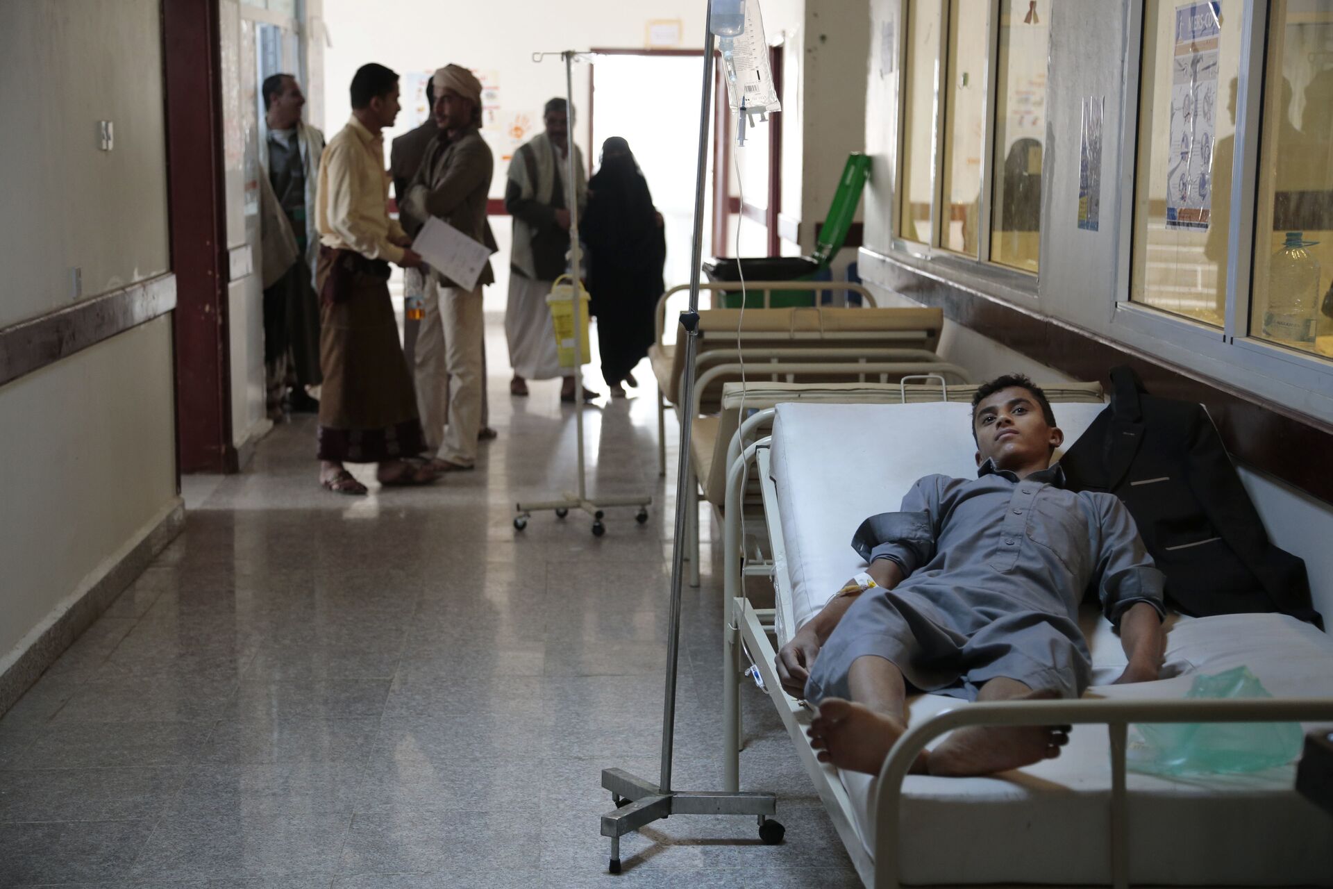 Мужчина получает лечение от возможной холеры в больнице Саны, Йемен - РИА Новости, 1920, 25.12.2023