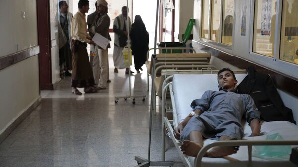 Мужчина получает лечение от возможной холеры в больнице Саны, Йемен. Архивное фото