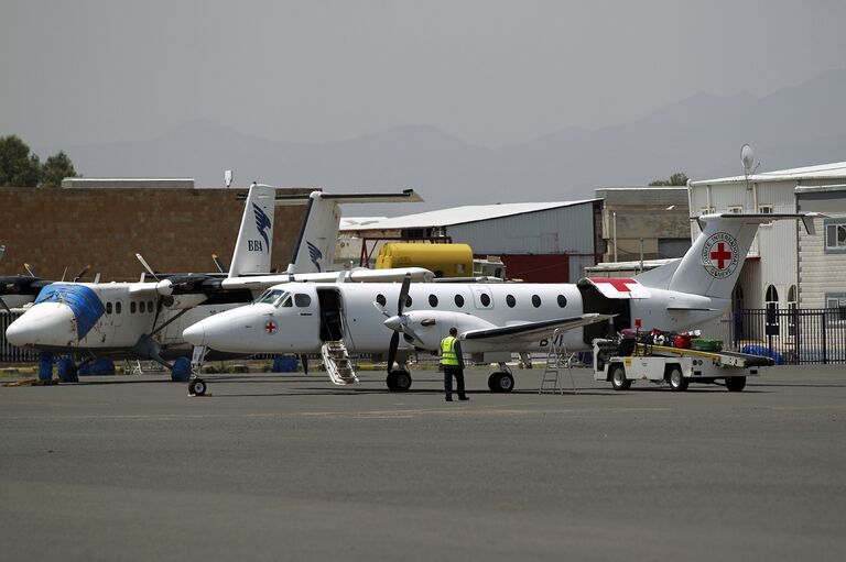 Самолет МККК в аэропорте Саны , Йемен