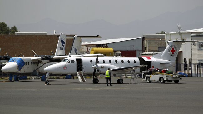 Самолет МККК в аэропорту Саны, Йемен
