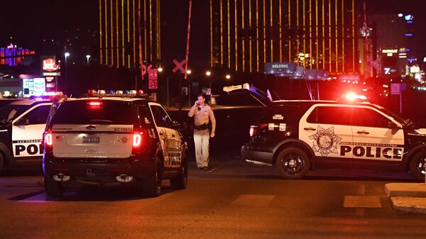 Автомобили полиции на месте стрельбы у казино Mandalay Bay в Лас-Вегасе. Архивное фото