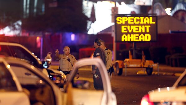 Полиция на месте стрельбы у казино Mandalay Bay в Лас-Вегасе. 2 октября 2017