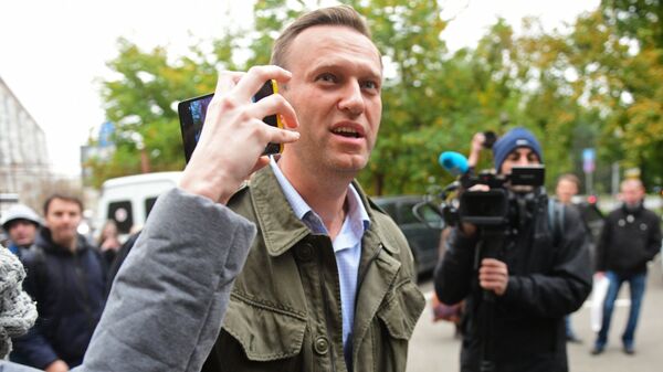 Алексей Навальный у здания Симоновского районного суда Москвы. 