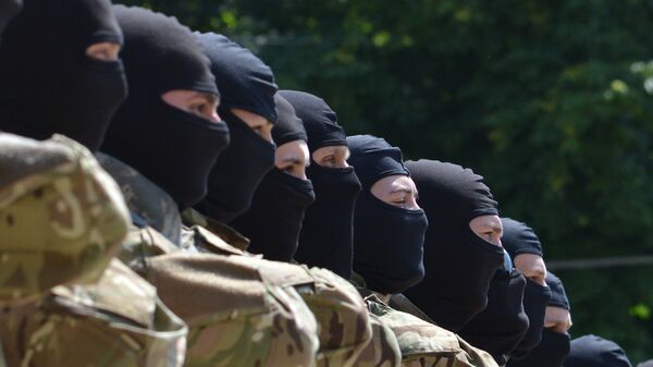 Бойцы батальона “Азов”* принимают присягу на верность Украине на Софийской площади в Киеве