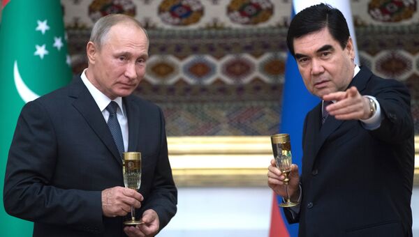 Владимир Путин и президент Туркмении Гурбангулы Бердымухамедов на церемонии подписания совместных документов по итогам переговоров в Ашхабаде. 2 октября 2017