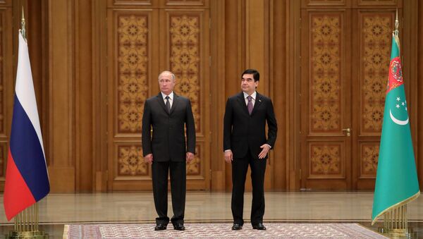 Владимир Путин и президент Туркмении Гурбангулы Бердымухамедов во время официальной встречи в дворцовом комплексе президента Туркмении им. Огузхана в Ашхабаде. 2 октября 2017