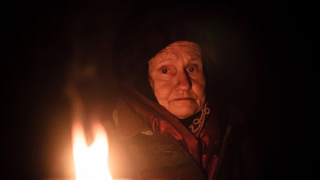 Жительница поселка Марьинка Донецкой области в бомбоубежище. Архивное фото