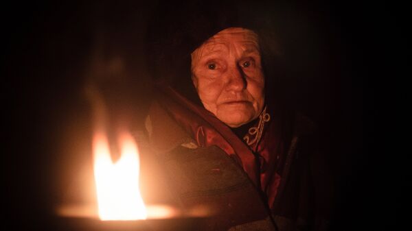 Жительница поселка Марьинка Донецкой области в бомбоубежище. Архивное фото