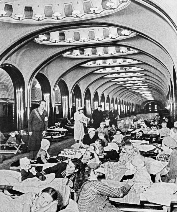 Женщины и дети во время бомбардировки скрываются на станции метро Маяковская Женщины и дети во время бомбардировки скрываются на станции метро Маяковская