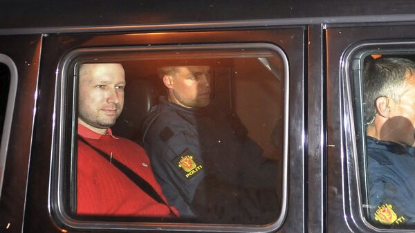 Подозреваемый в организации двойного теракта в Норвегии Андерс Брейвик покидает здание суда в Осло. 25 июля 2011