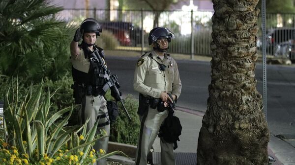 Сотрудники полиции на месте стрельбы у казино Mandalay Bay в Лас-Вегасе