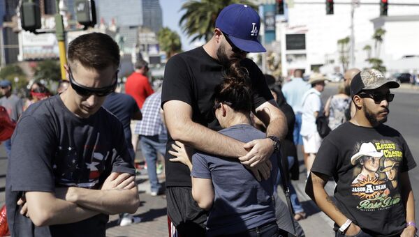 Скорбящие и сочувствующие собрались на бульваре Лас-Вегас рядом с местом стрельбы на музыкальном фестивале в Лас-Вегасе, США. 3 октября 2017