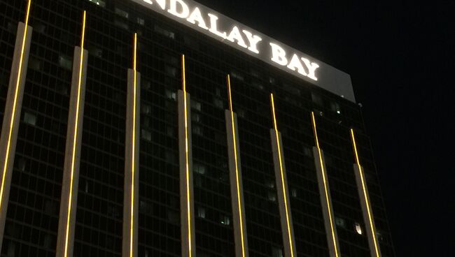 Фасад отеля Mandalay Bay, откуда велась стрельба. Архивное фото