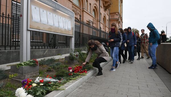 Люди возлагают цветы к посольству США в Москве в память о погибших в результате стрельбы в Лас-Вегасе