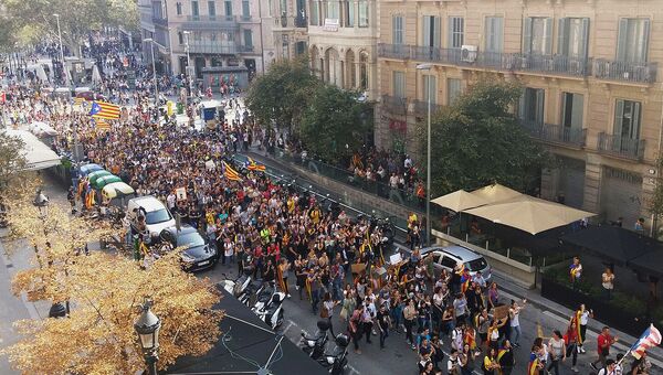 Студенты на улице Барселоны в день общенациональной забастовки. 3 октября 2017