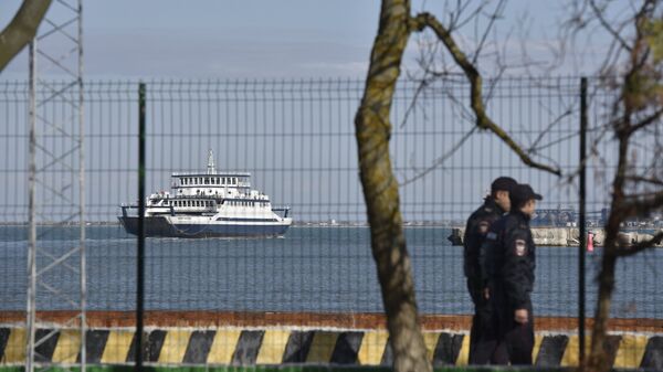 Полицейские на набережной в порту Керчь Керченской паромной переправы