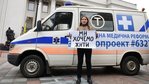 Участница акции протеста медицинских работников у здания верховной рады Украины в Киеве. 4 октября 2017