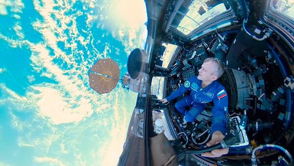 Российский космонавт, герой России Андрей Борисенко. Кадр из первого в истории панорамного видео Земли, снятое на борту МКС