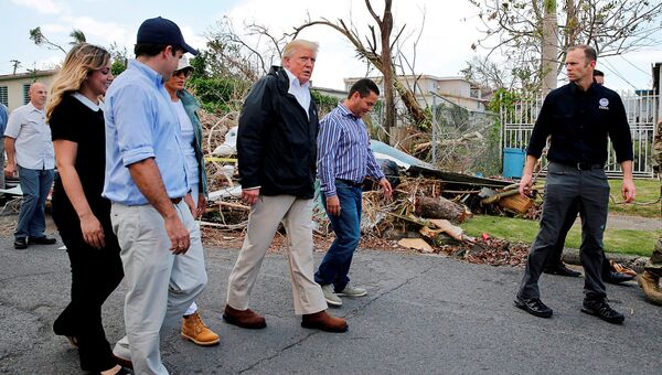 Президент США Дональд Трамп во время посещения районов, пострадавших от урагана Мария, в Пуэрто-Рико