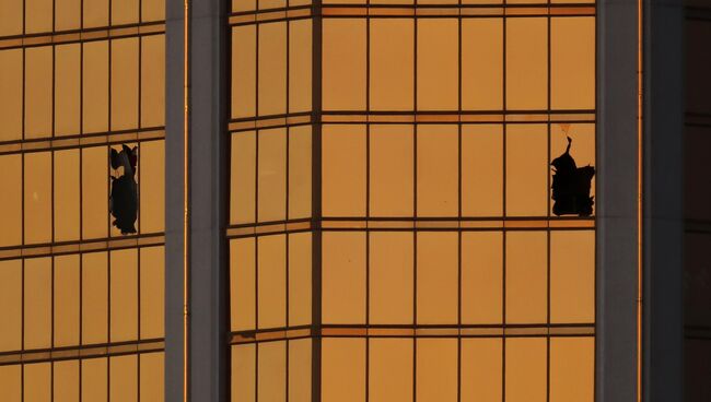 Окна из которых стрелок Стивен Паддок вёл стрельбу в Лас-Вегасе. 3 октября 2017