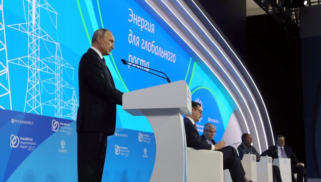 Владимир Путин выступает на пленарной сессии Энергия для глобального роста. 4 октября 2017