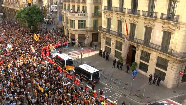 Полиция за спинами пожарных – акция против полицейского насилия в Барселоне