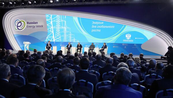 Владимир Путин выступает на пленарной сессии Энергия для глобального роста. 4 октября 2017