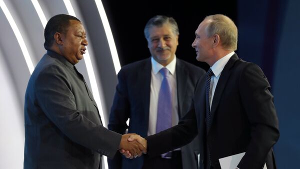 Президент РФ Владимир Путин и генеральный секретарь ОПЕК Мохаммед Сануси Баркиндо на форуме Российская энергетическая неделя. 4 октября 2017