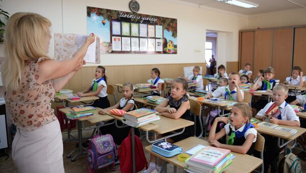 Ученики 3-го класса на уроке в гимназии во время Дня знаний в Сочи